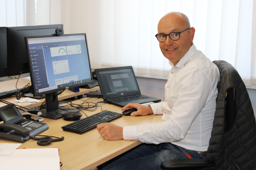 Bild von Jürgen Rüth am Schreibtisch am PC