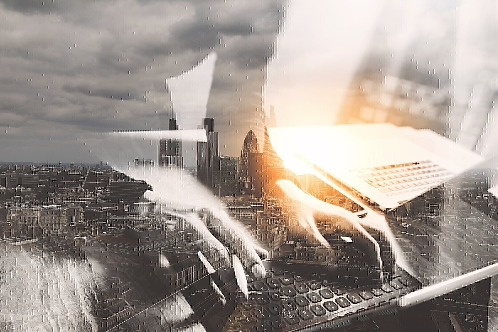 SAP Subscription Billing Cloud Mensch tippt an Notebook Tastatur