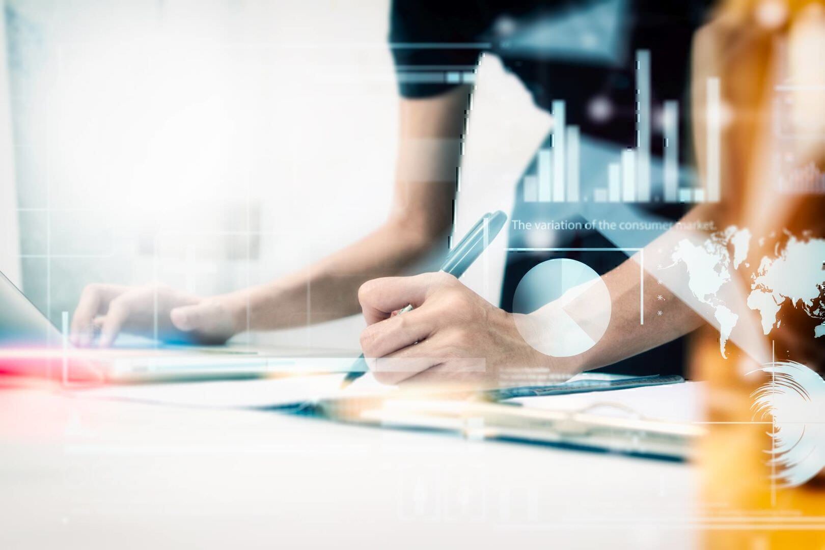 Fachbereichsunterstützung Frau mit Headset telefoniert