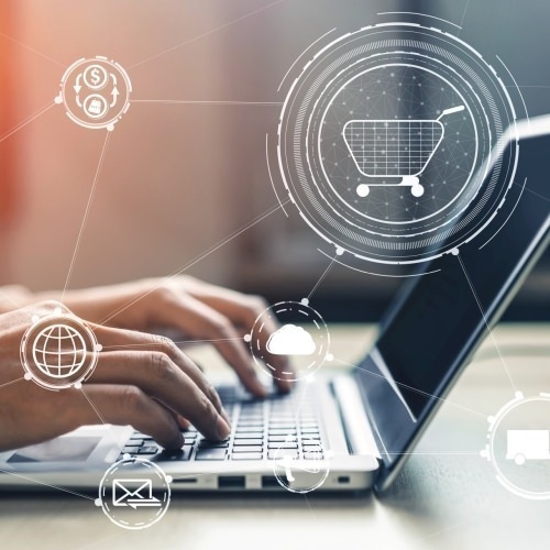 SAP S/4HANA Customer Engagement Migration Hände tippen an Notebook Overlay aus Icons 