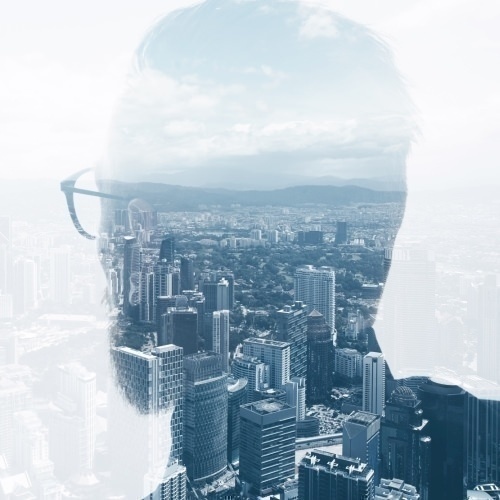 SAP S/4HANA Core Migration Mann mit Brille Doppelbelichtung mit Stadtpanorama