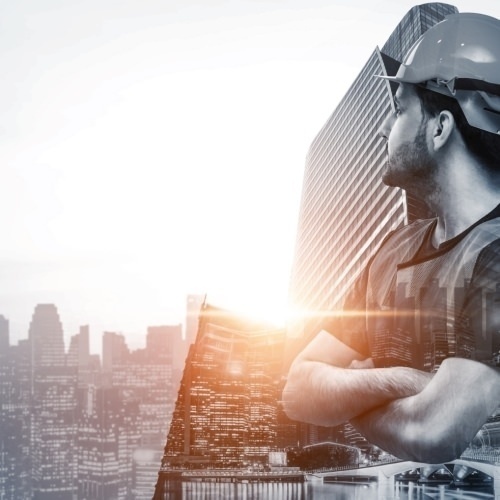 S/4HANA Utilities Migration Mann mit Helm vor Stadtpanorama