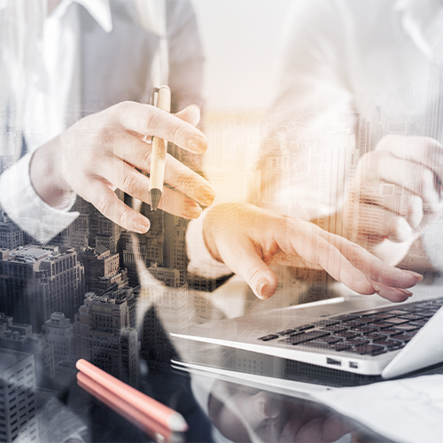 SAP Information Lifecycle Management (ILM) Hand tippt auf einem Touchdisplay hinter Schloss Overlay