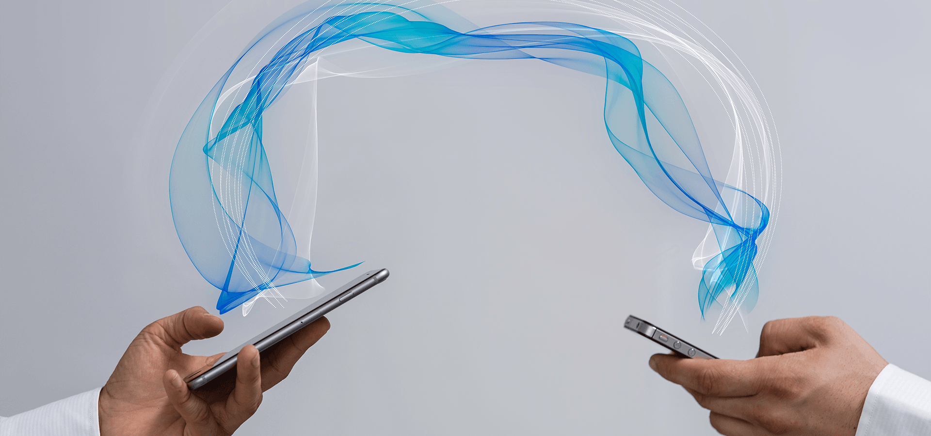 SAP BTP Mann hält Tablet mit Animation einer "Datenkugel"