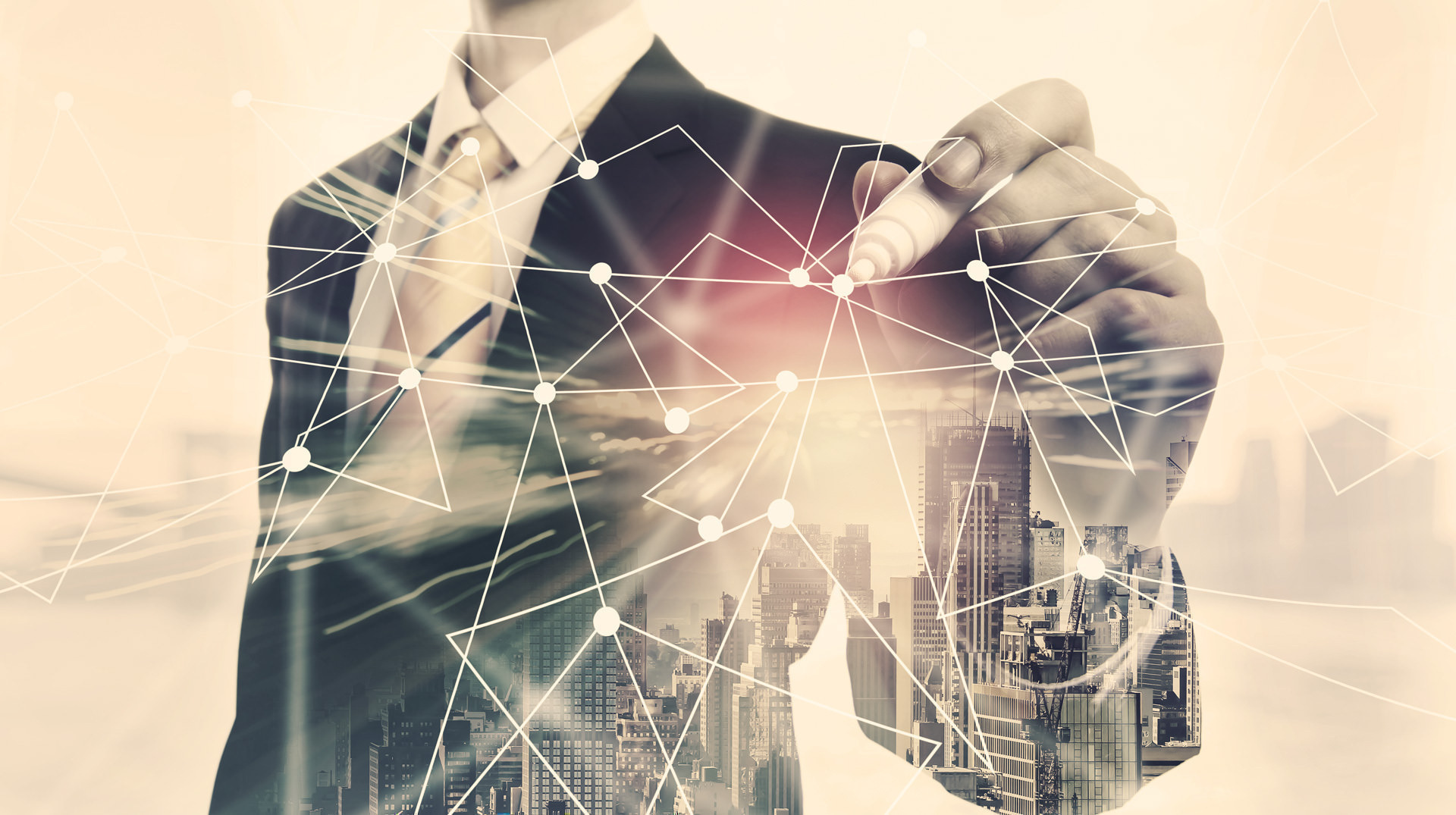 S/4HANA Core Berechtigungsmanagement Menschen arbeiten an Notebooks gemeinsam an Tisch