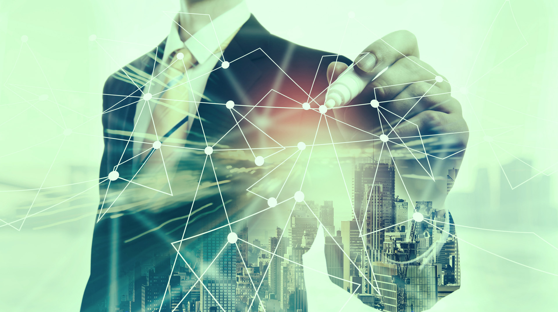 S/4HANA Core Greenfield Ansatz Mann mit Stift doppelbelichtet vor Stadtpanorama