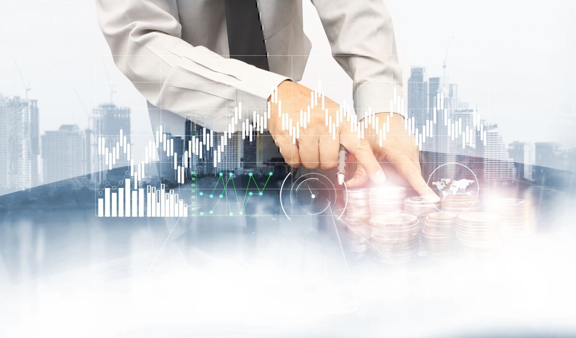 S/4HANA Core Cash Management Zahlen und Graphen als Overlay vor Mann der Geldstücke zählt 