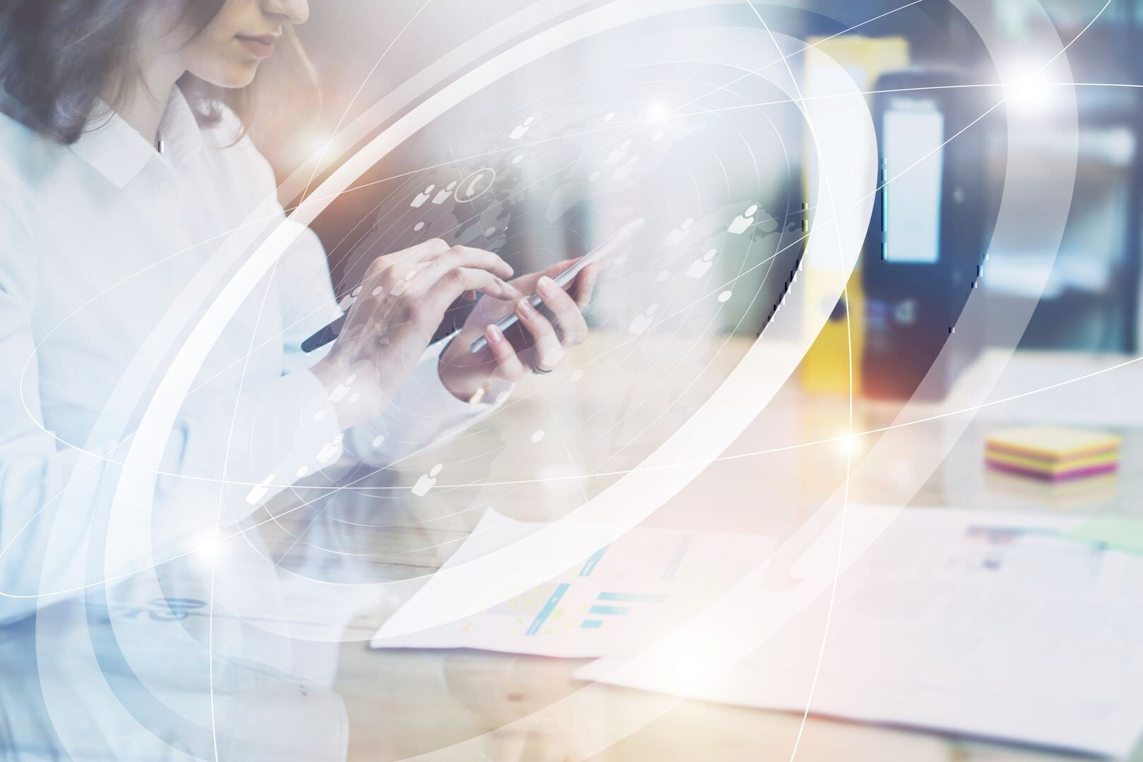 S/4HANA Core Neue Funktionen Frau tippt auf mobile Device mit Ringgrafik als Overlay