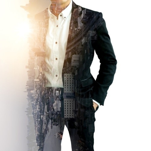 S/4HANA Core Transformation Doppelbelichtung eines Mannes im Anzug mit hin zu einer Stadtkulisse