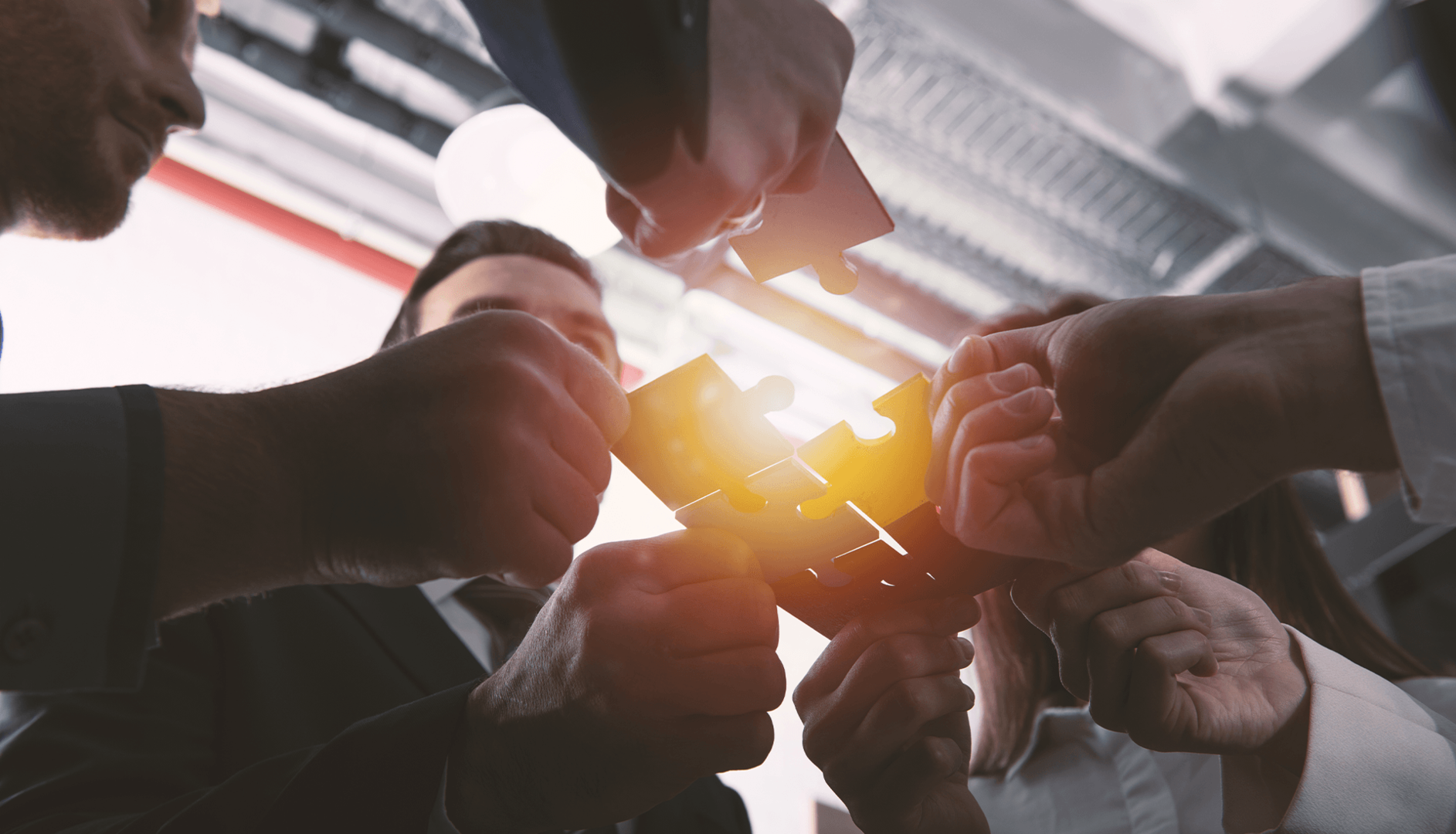 cx marketplace Foto von zwei Händen mit Smartphones und Illustration von Daten die zwischen den beiden zwei ausgetauscht werden