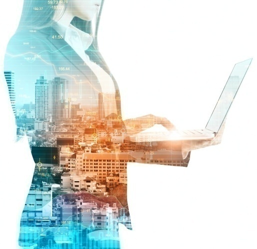 SAP Commerce Cloud Doppelbelichtung einer Frau mit Notebook auf einer Stadtkulisse