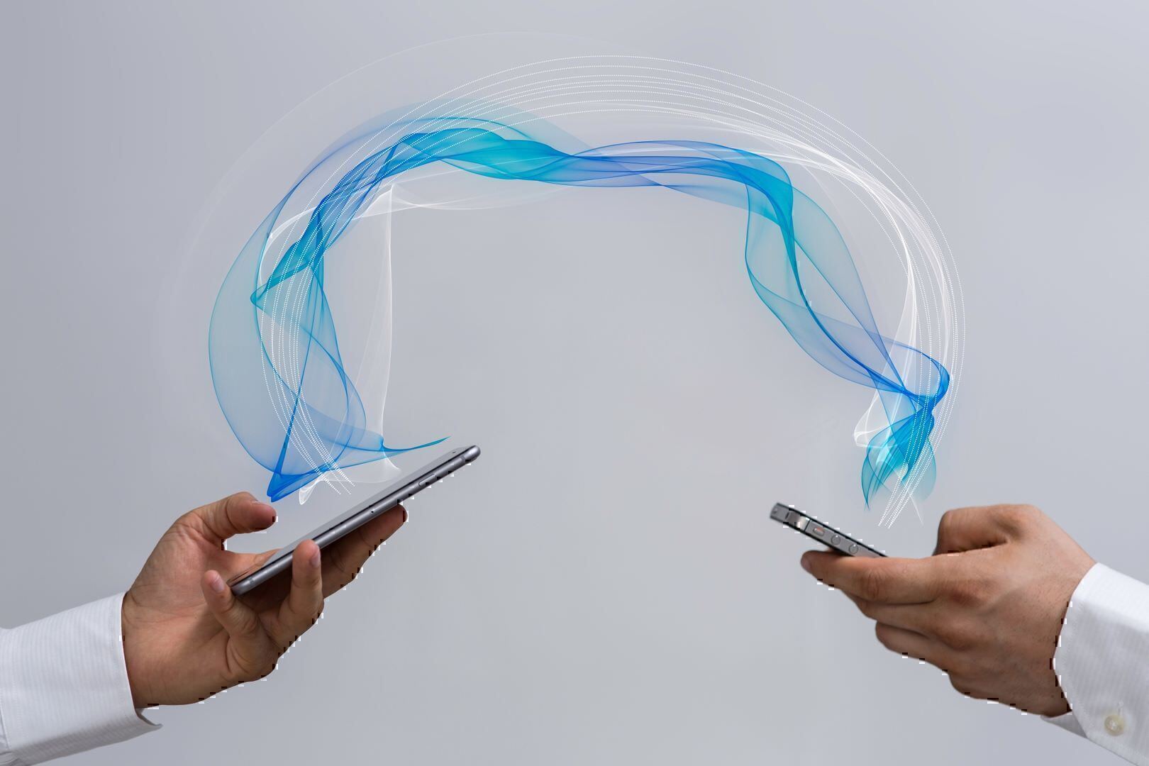 cx home Foto von zwei Händen mit Smartphones und Illustration von Daten die zwischen den beiden zwei ausgetauscht werden