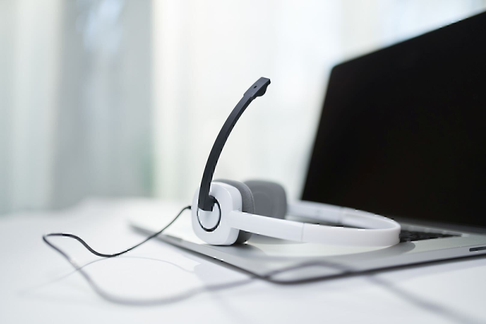 SAP Sales Cloud Ansicht von Tisch mit Notebook auf dem ein Headset liegt