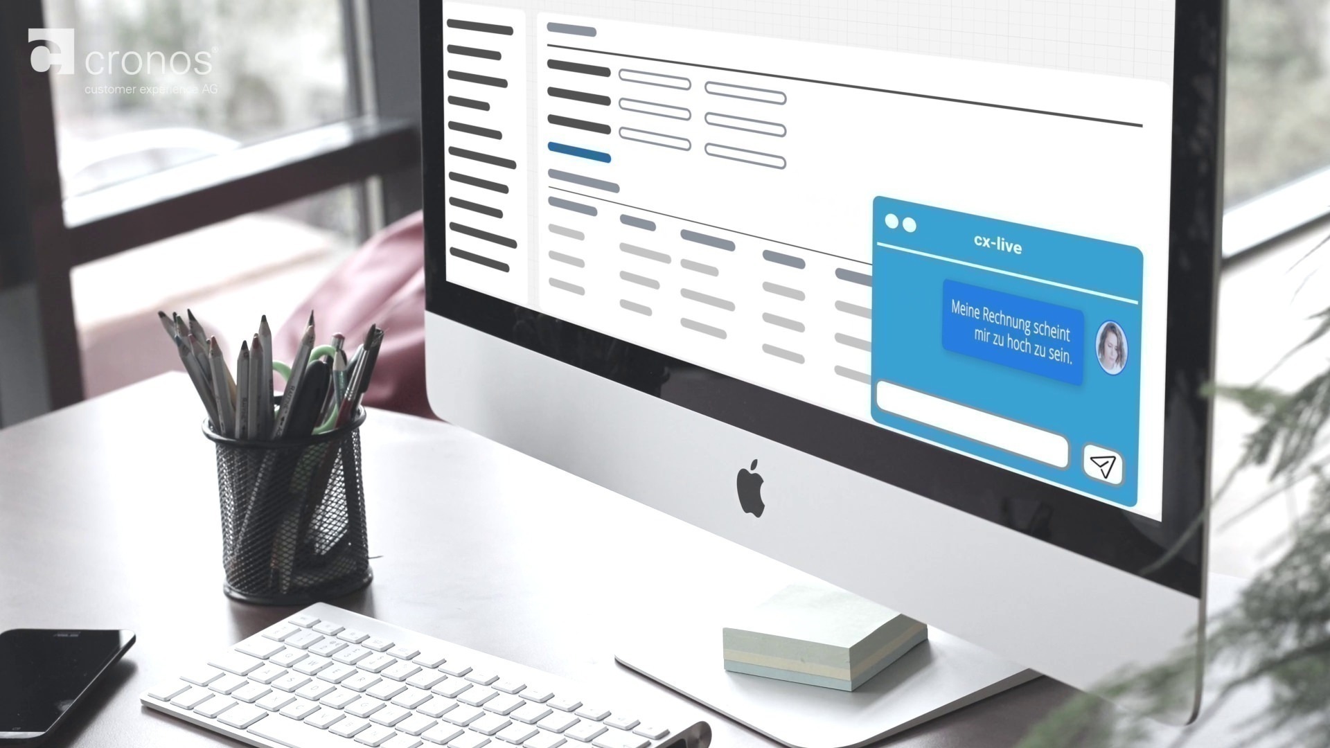 SAP Service Cloud Ansicht eines Monitors mit offener Service Chat Anwendung 