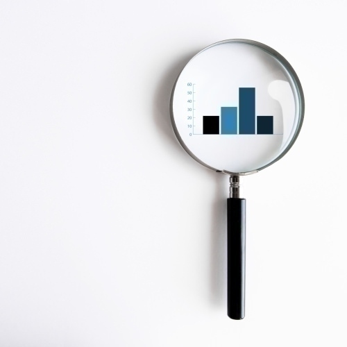 SAP Readiness Check Lupe vergrößert Graphen auf einem Blatt Papier