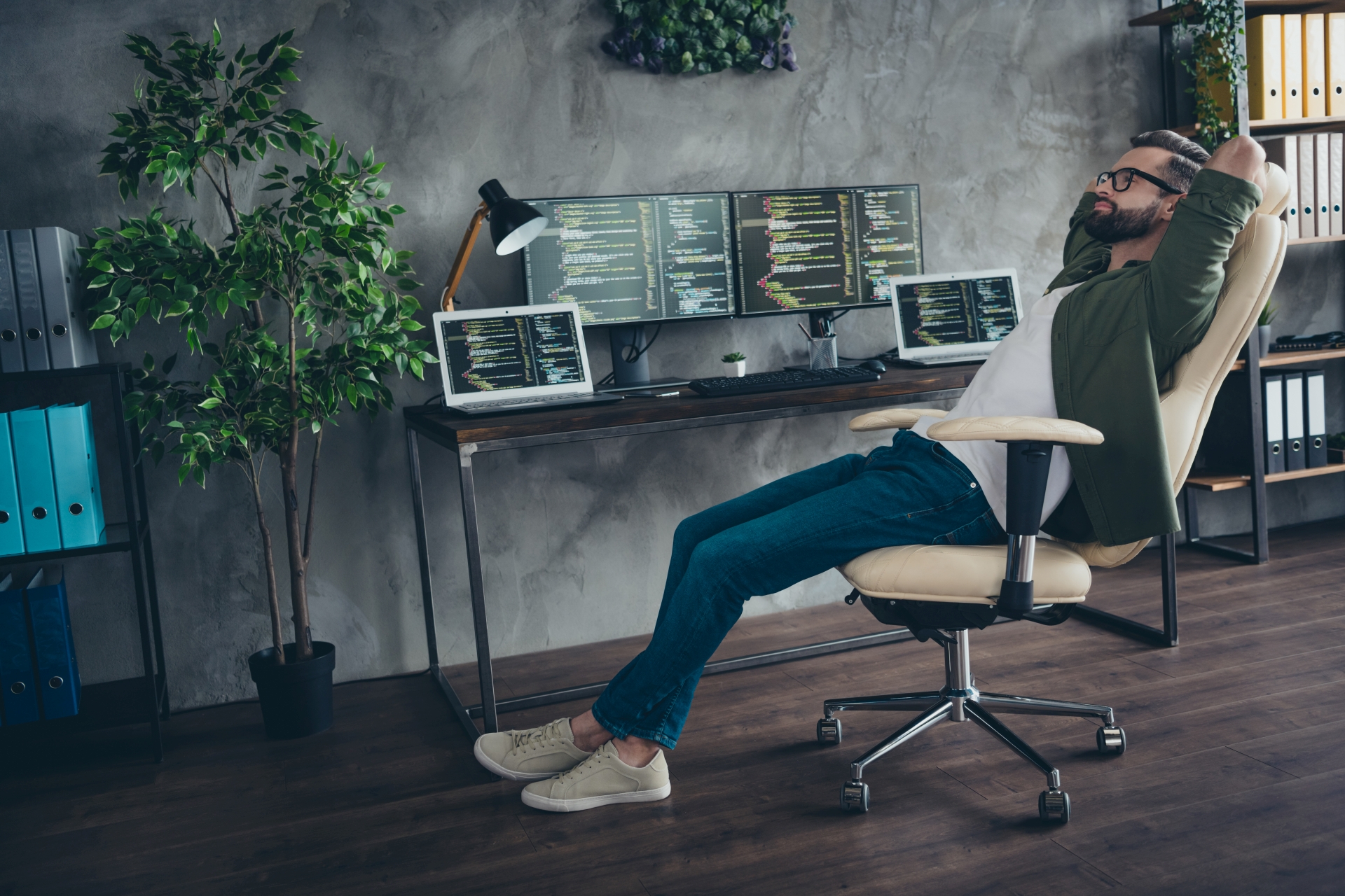 Billing BRIM Frau mit Stift und Tablet arbeitet